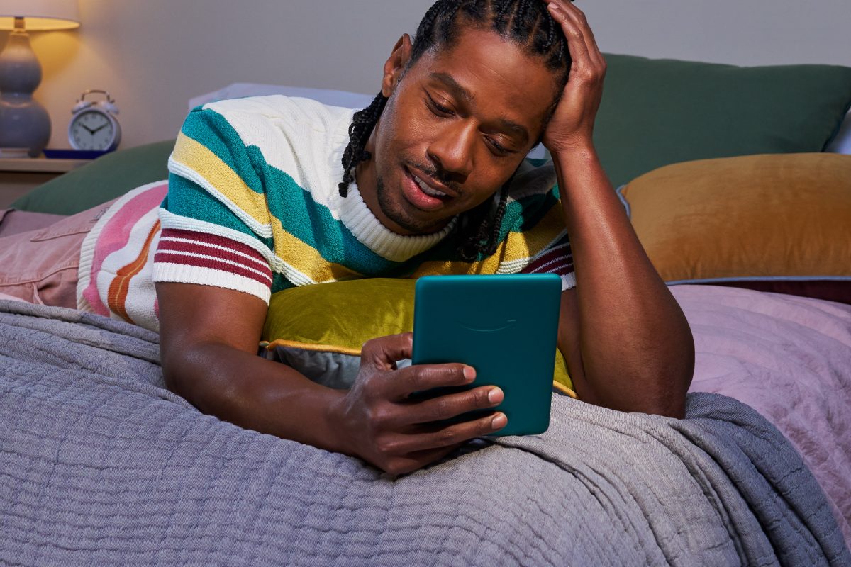 Kindle Paperwhite Jade Lifestyle